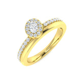 Verlobungsring mit Halo aus natürlichen runden und ovalen Diamanten.