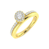 Verlobungsring mit Halo aus natürlichen runden und ovalen Diamanten.