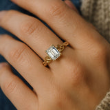 Bague de fiançailles solitaire à nœud entrelacé en diamant taille émeraude de laboratoire IGI D-VVS.