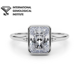 Bague de fiançailles solitaire sertie d'un diamant taille radiant cultivé en laboratoire.