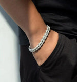 Bracelet en or blanc serti de diamants naturels ronds et baguettes (6,00 ct).