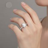 Verlobungsring mit smaragdgeschliffenem Diamanten und seitlichen Diamanten