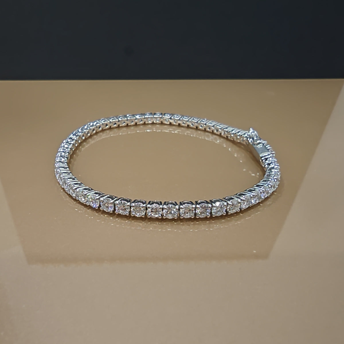 Bracelet de tennis serti de diamants illusion cultivés en laboratoire et monté sur argent sterling 925