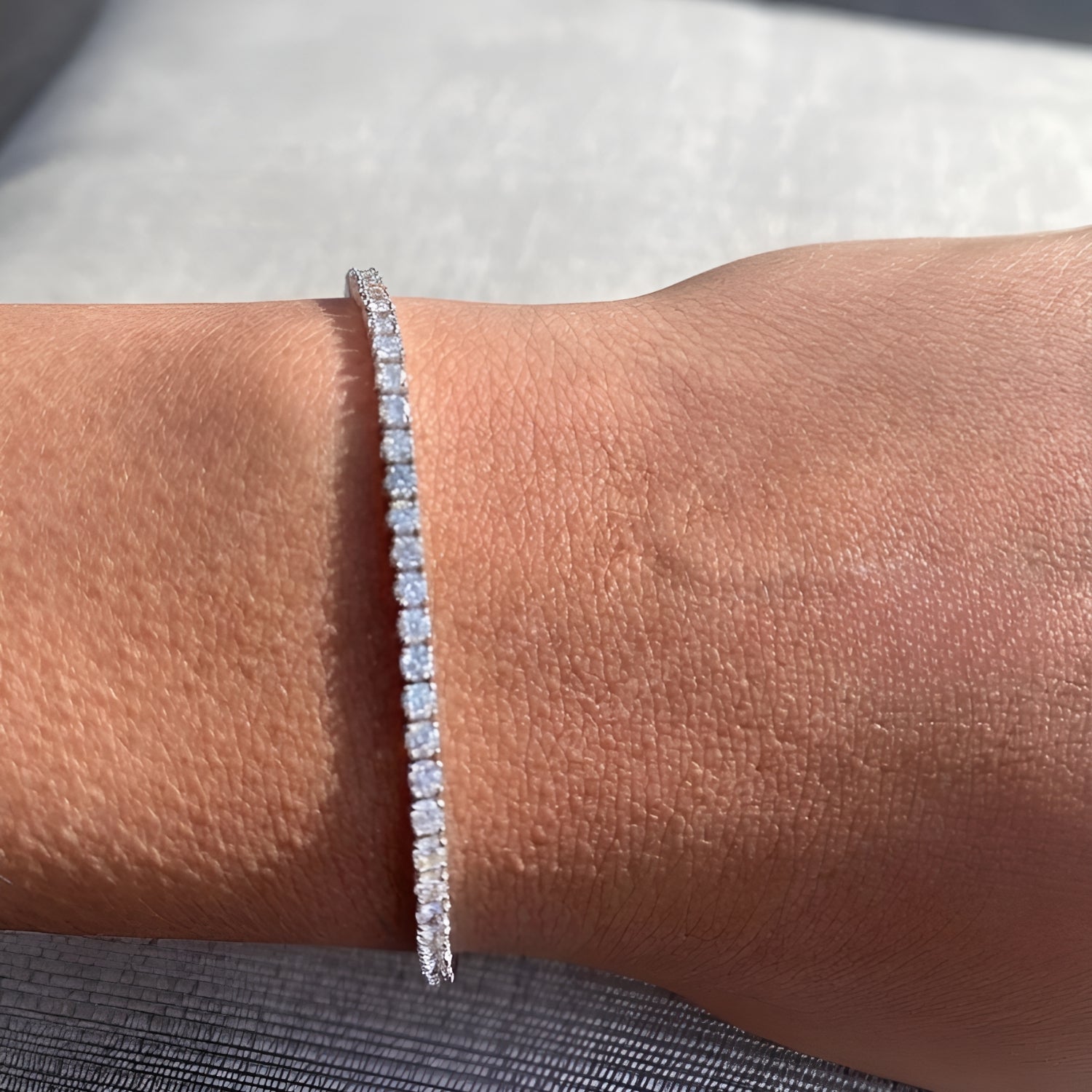 Bracelet de tennis serti de diamants illusion cultivés en laboratoire et monté sur argent sterling 925