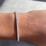 Bracelet de tennis serti de diamants illusion cultivés en laboratoire et monté sur argent sterling 925