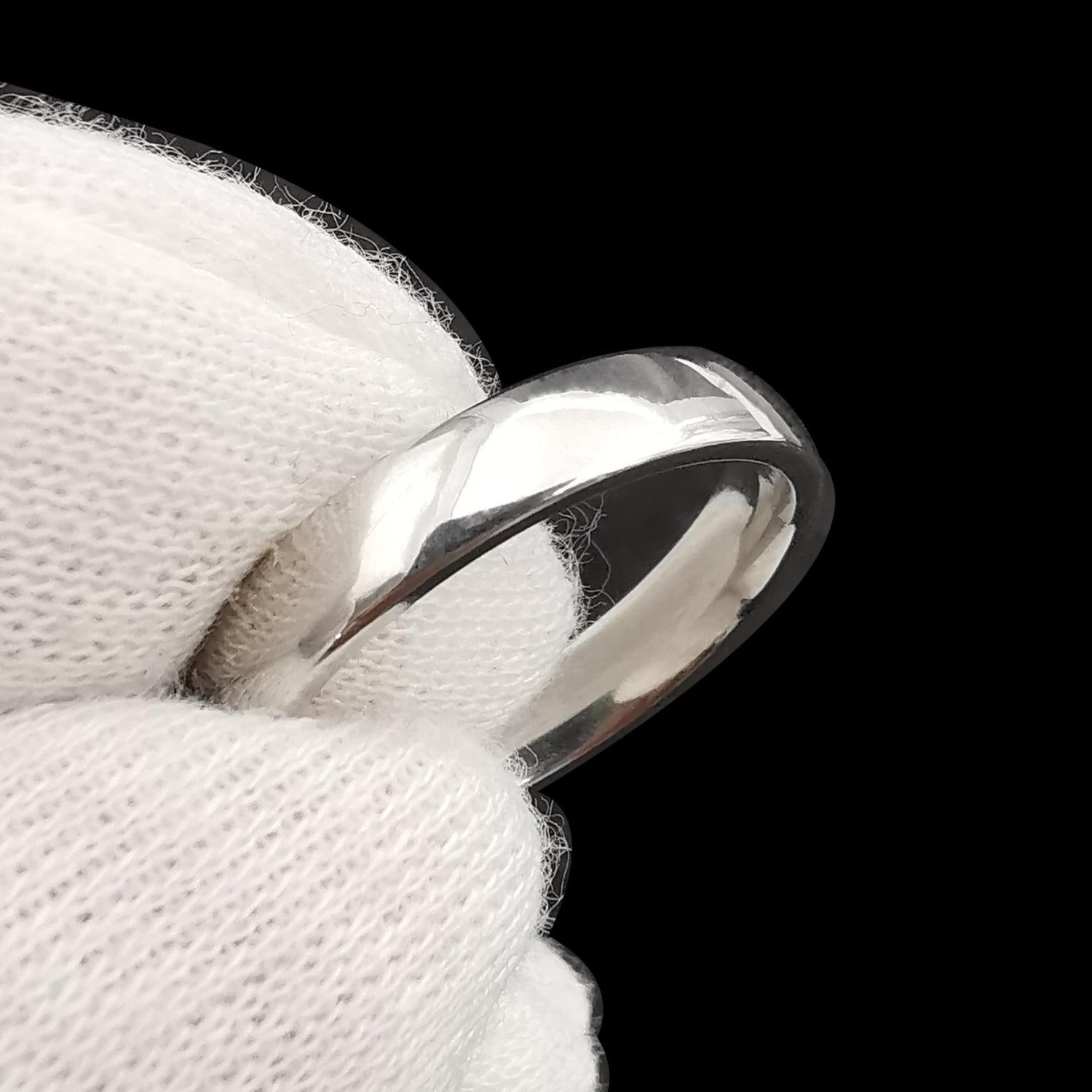 Unisex platinum wedding ring, Sleek platinum band