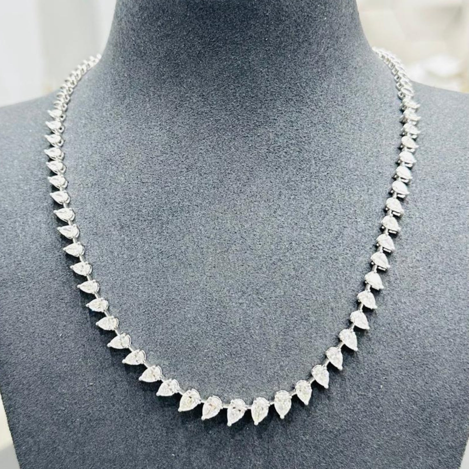 Pendentif solitaire en or blanc 9 carats, serti d'un diamant de laboratoire taille ronde de 0,40 carat.
