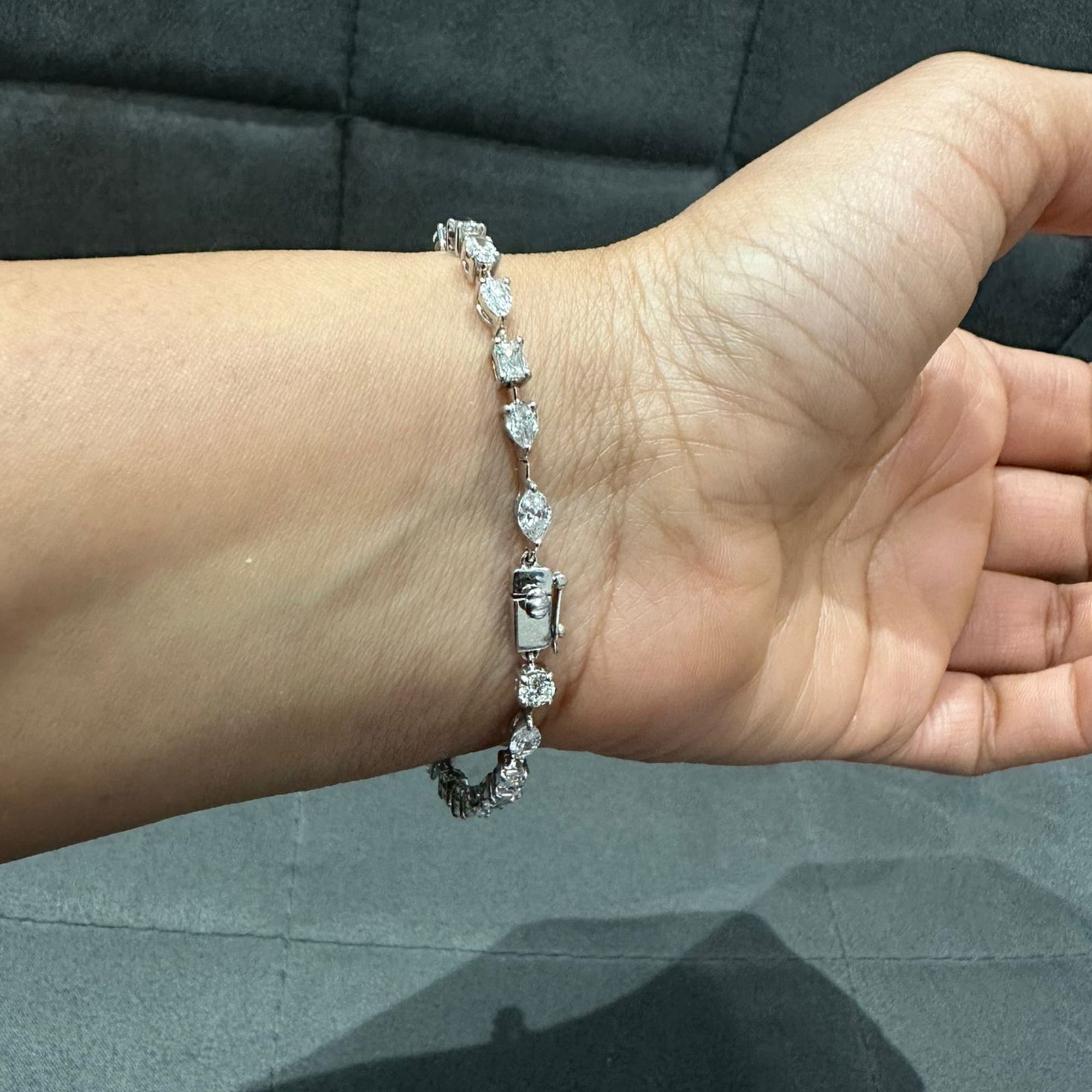 Bracelet en or blanc 14 carats serti de diamants naturels de formes variées, totalisant 6,00 carats.