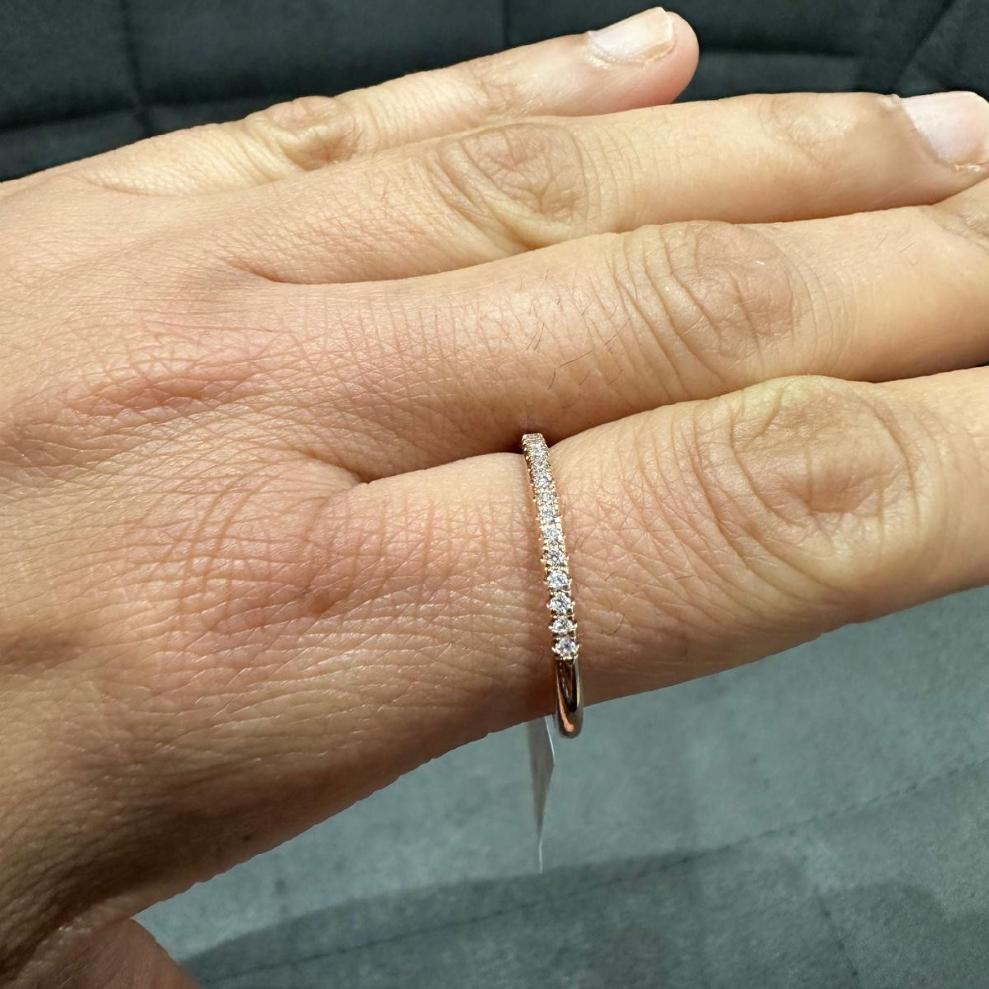 Bague demi-alliance en or rose 9 carats sertie de diamants de laboratoire micro-pavés pour femme