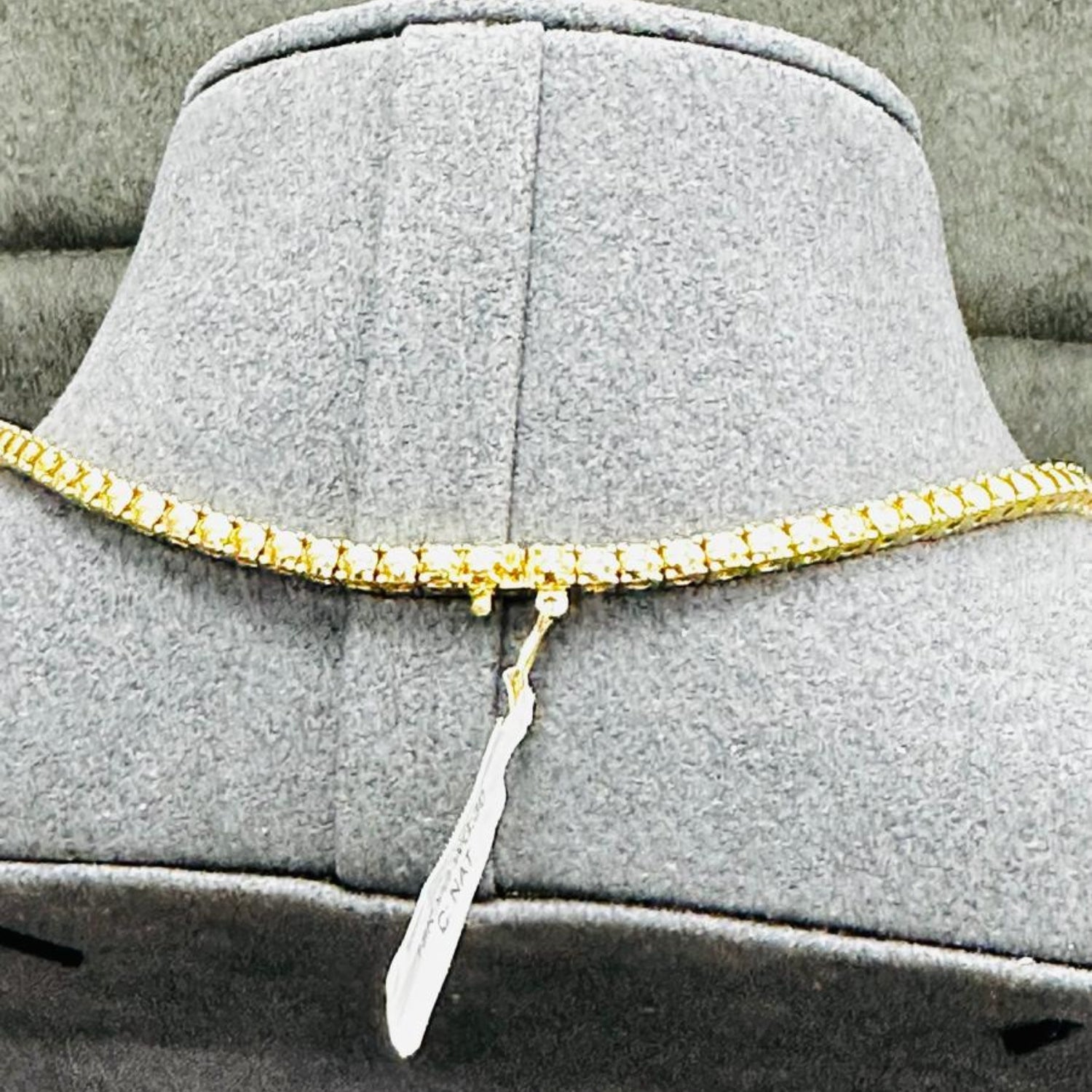Pendentif solitaire en or blanc 9 carats, serti d'un diamant de laboratoire taille ronde de 0,40 carat.
