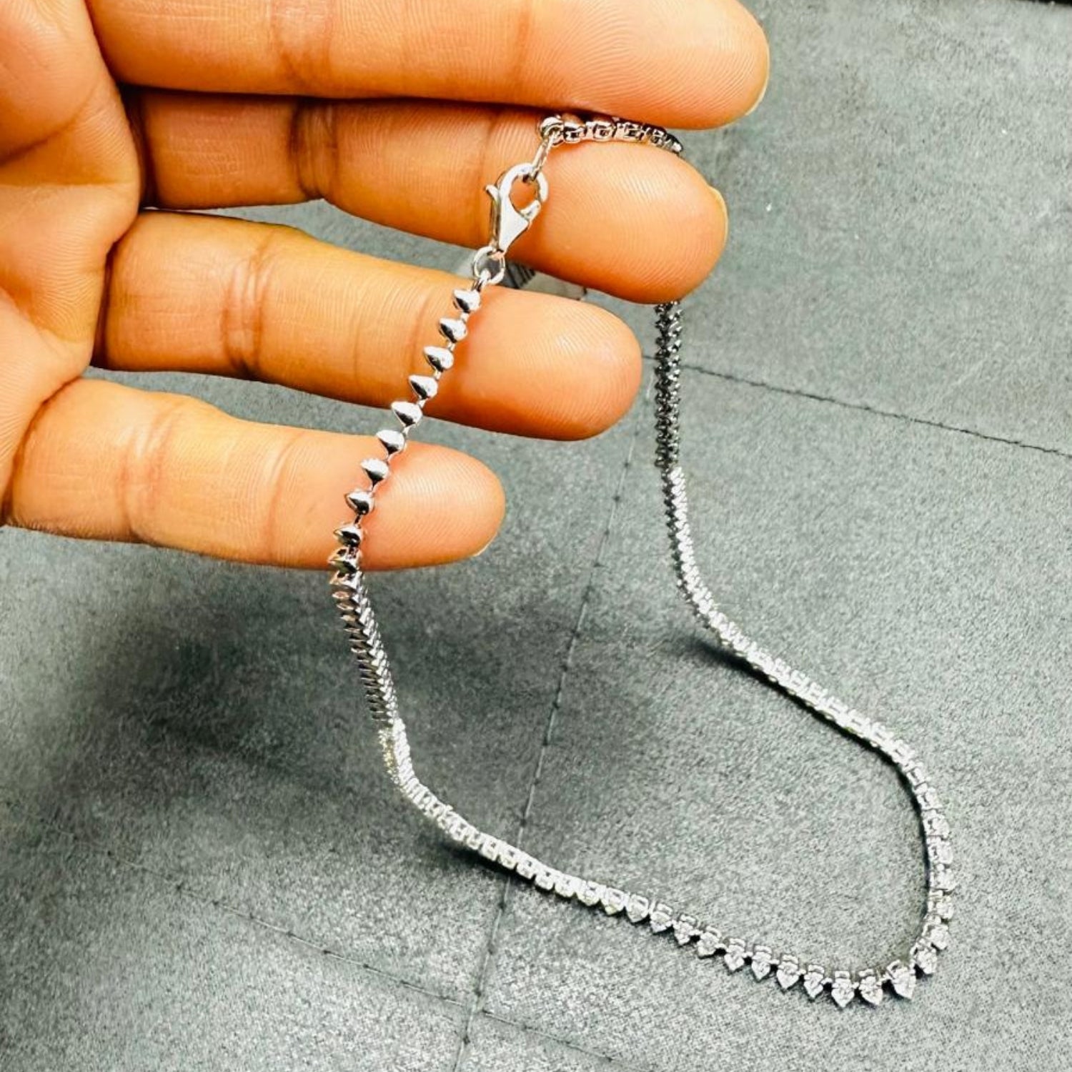 Pendentif solitaire en or blanc 9 carats, serti d'un diamant de laboratoire taille ronde de 0,40 carat.