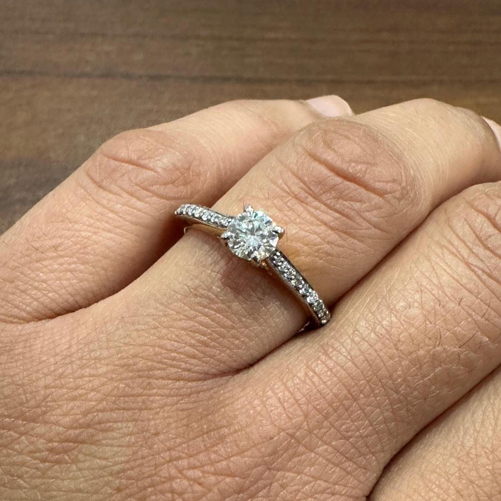 Bague de fiançailles solitaire en or jaune 9 carats, sertie d'un halo de moissanite taille ronde.