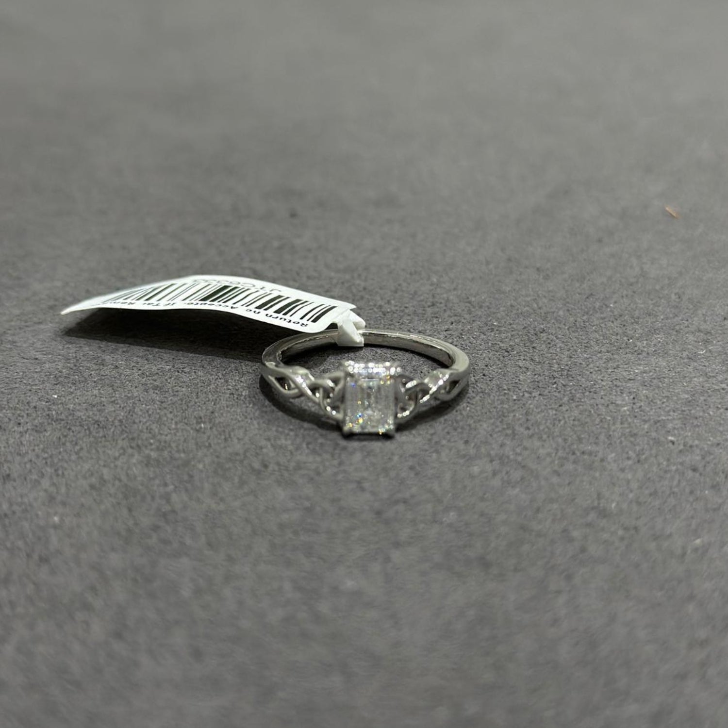 Bague demi-alliance en or jaune 14 carats, sertie d'un saphir bleu taille ronde et de diamants de laboratoire.