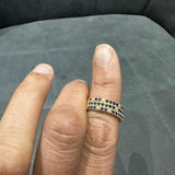 Bague demi-alliance en or jaune 14 carats, sertie d'un saphir bleu taille ronde et de diamants de laboratoire.