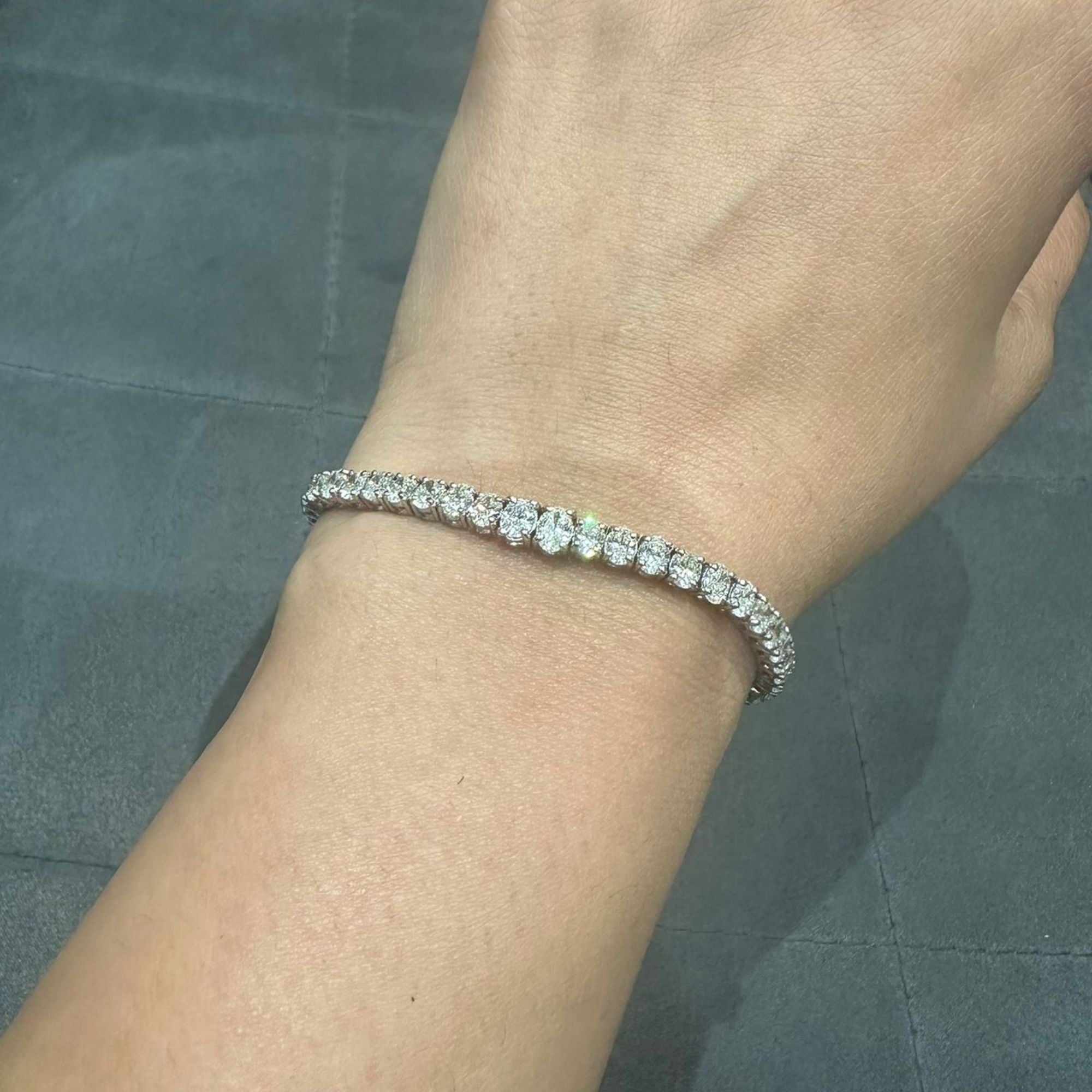 Tennisarmband mit ovalem, 7,08 ct schwerem Naturdiamanten in 18-karätigem Weißgold | Feiner Schmuck