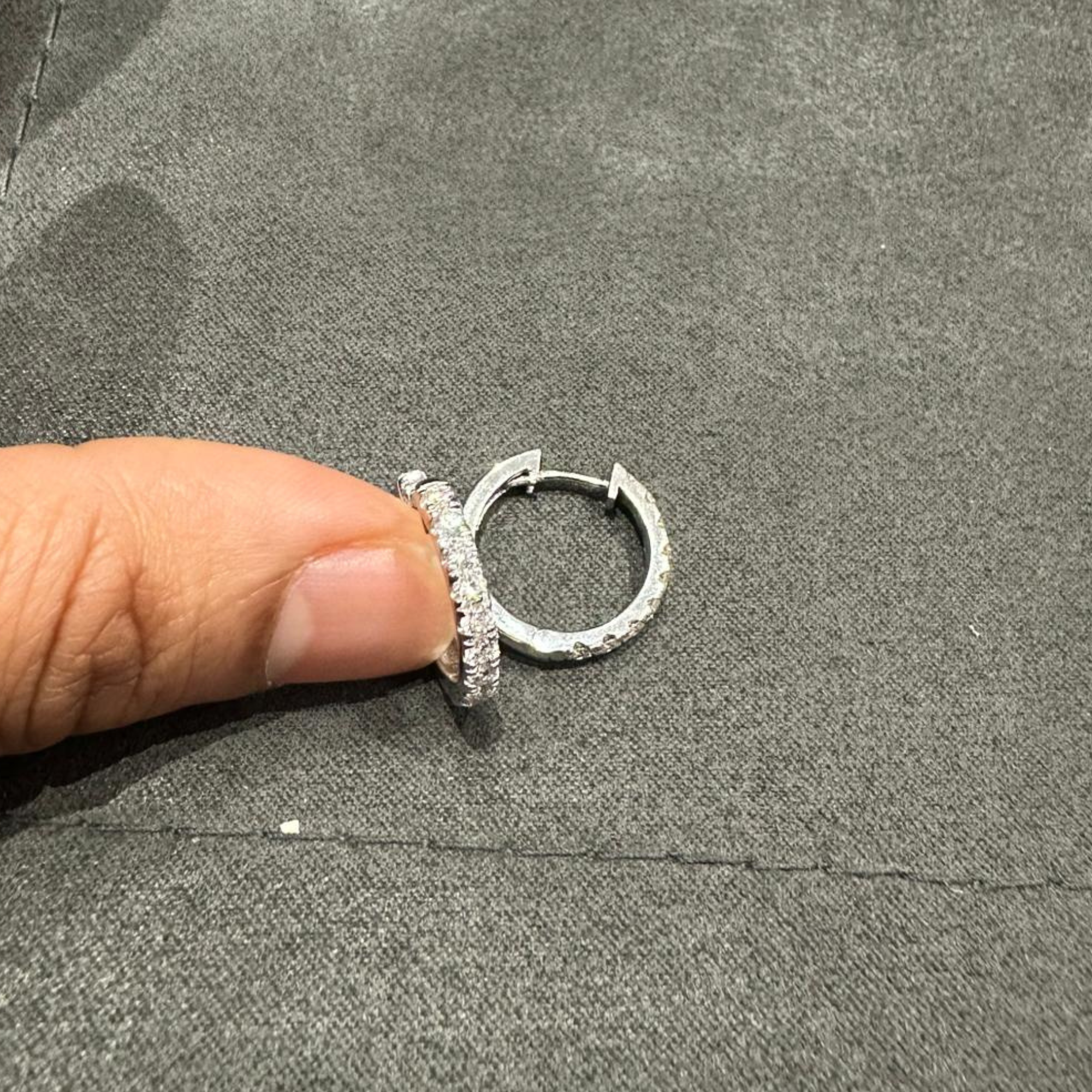 Rund geschliffene, im Labor gezüchtete Diamanten im Mikropavé-Fassung, Huggie-Creolen aus 9-karätigem Weißgold