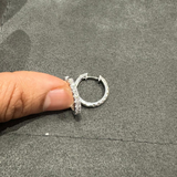 Rund geschliffene, im Labor gezüchtete Diamanten im Mikropavé-Fassung, Huggie-Creolen aus 9-karätigem Weißgold