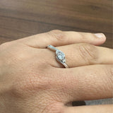 Minimalistischer runder Labordiamantring aus 925er Silber, perfekt als Geschenk