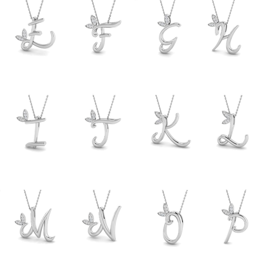 Goldener Schmetterlingsanhänger mit Initialen und Diamantakzent