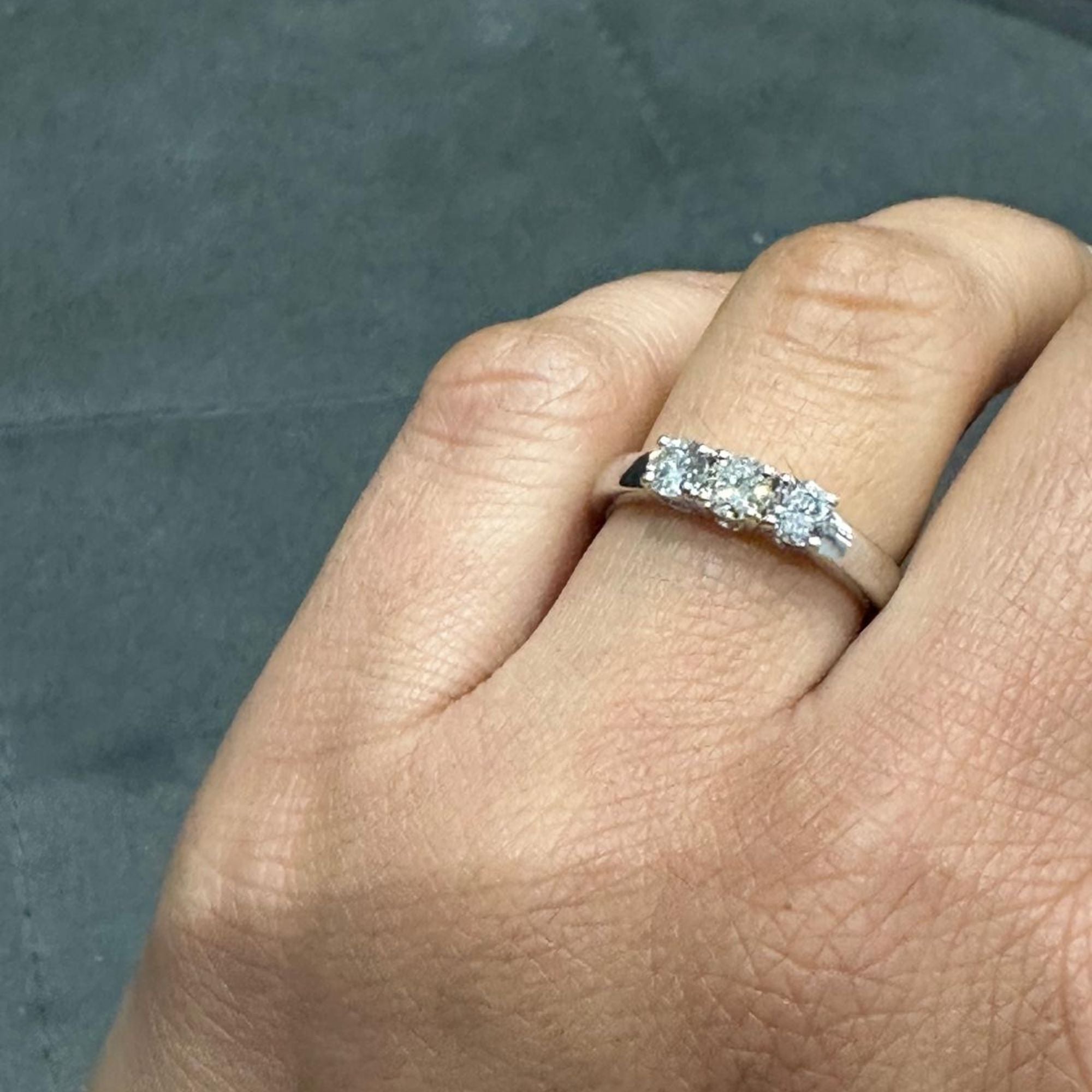 Bague de fiançailles trois diamants de laboratoire en argent sterling 925