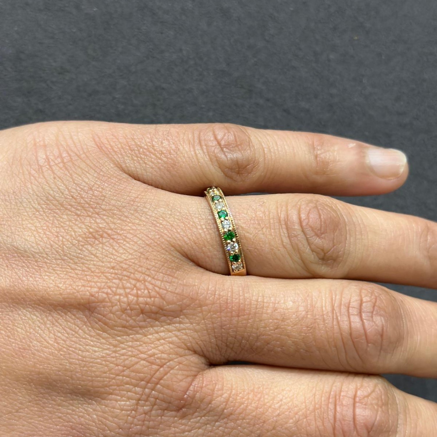 Smaragd- und rundgeschliffener Naturdiamant-Ewigkeitsring mit Milgrain-Verzierung in 18-karätigem Gelbgold