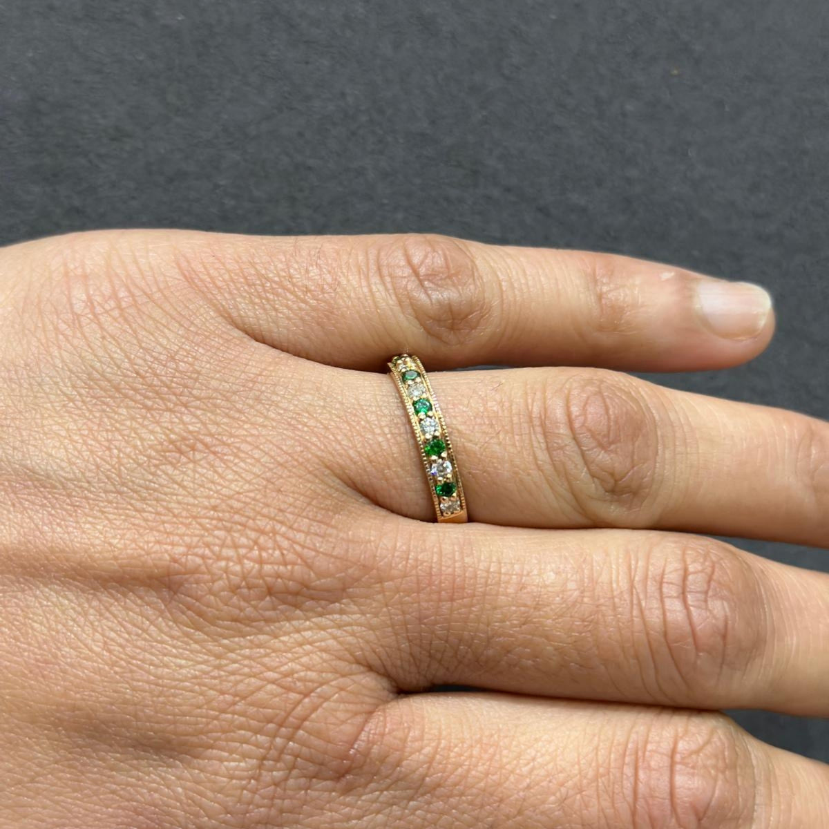 Smaragd- und rundgeschliffener Naturdiamant-Ewigkeitsring mit Milgrain-Verzierung in 18-karätigem Gelbgold
