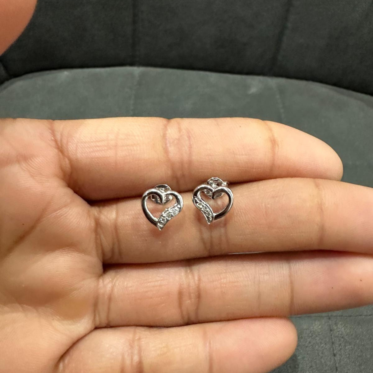 Boucles d'oreilles puces en or blanc 9 carats serties de diamants ronds naturels en forme de cœur.