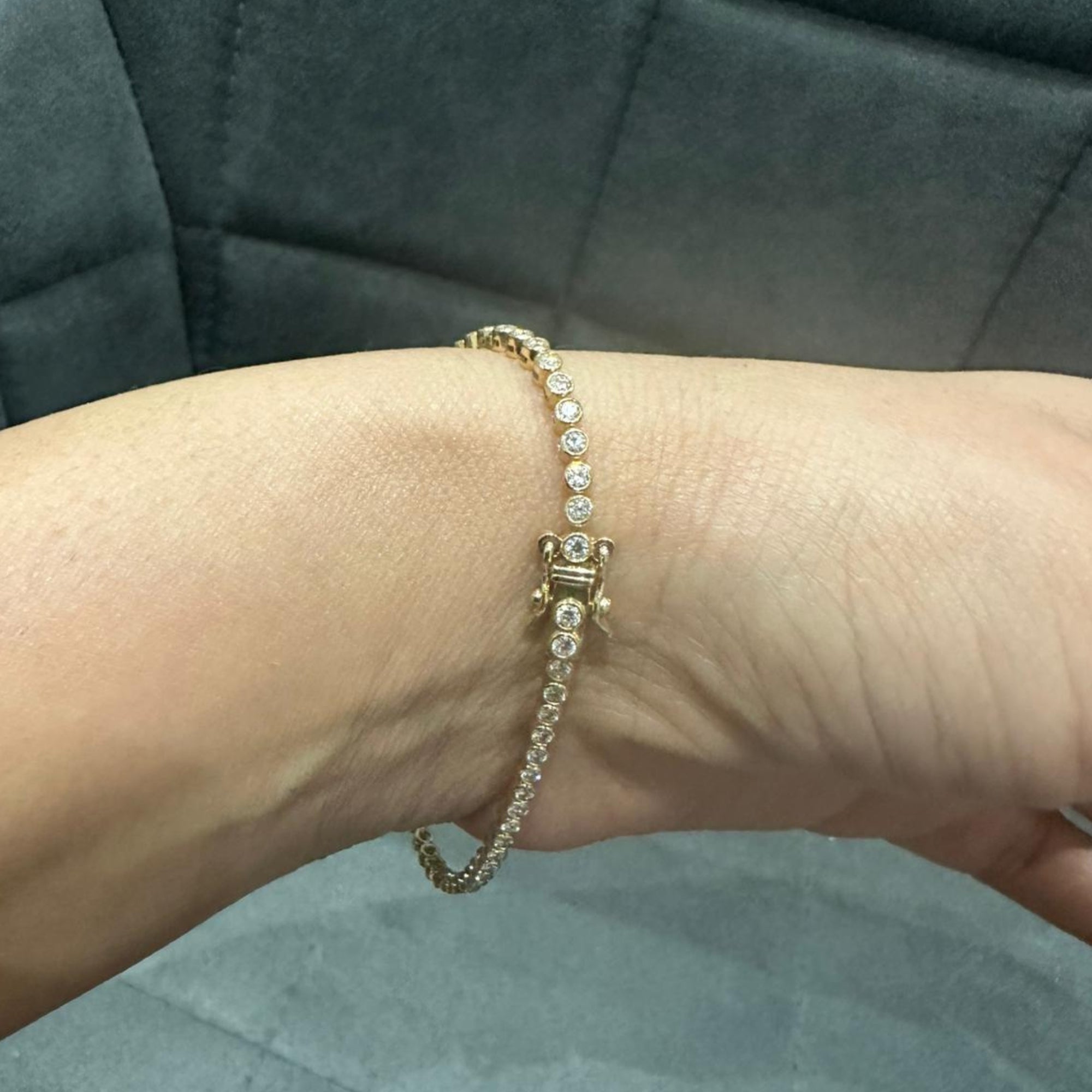 Tennisarmband aus 9-karätigem Gelbgold mit runden, natürlichen Diamanten in Zargenfassung, Geschenk für Damen