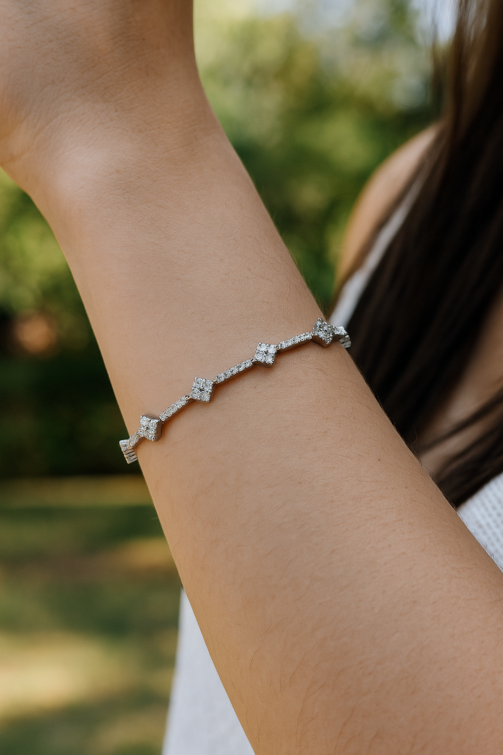 Geometric Link Diamond Tennis Bracelet with Round Cut Diamonds in Gold or Platinum