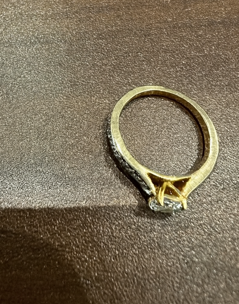 Bague de fiançailles solitaire en or jaune 9 carats, sertie d'un halo de moissanite taille ronde.