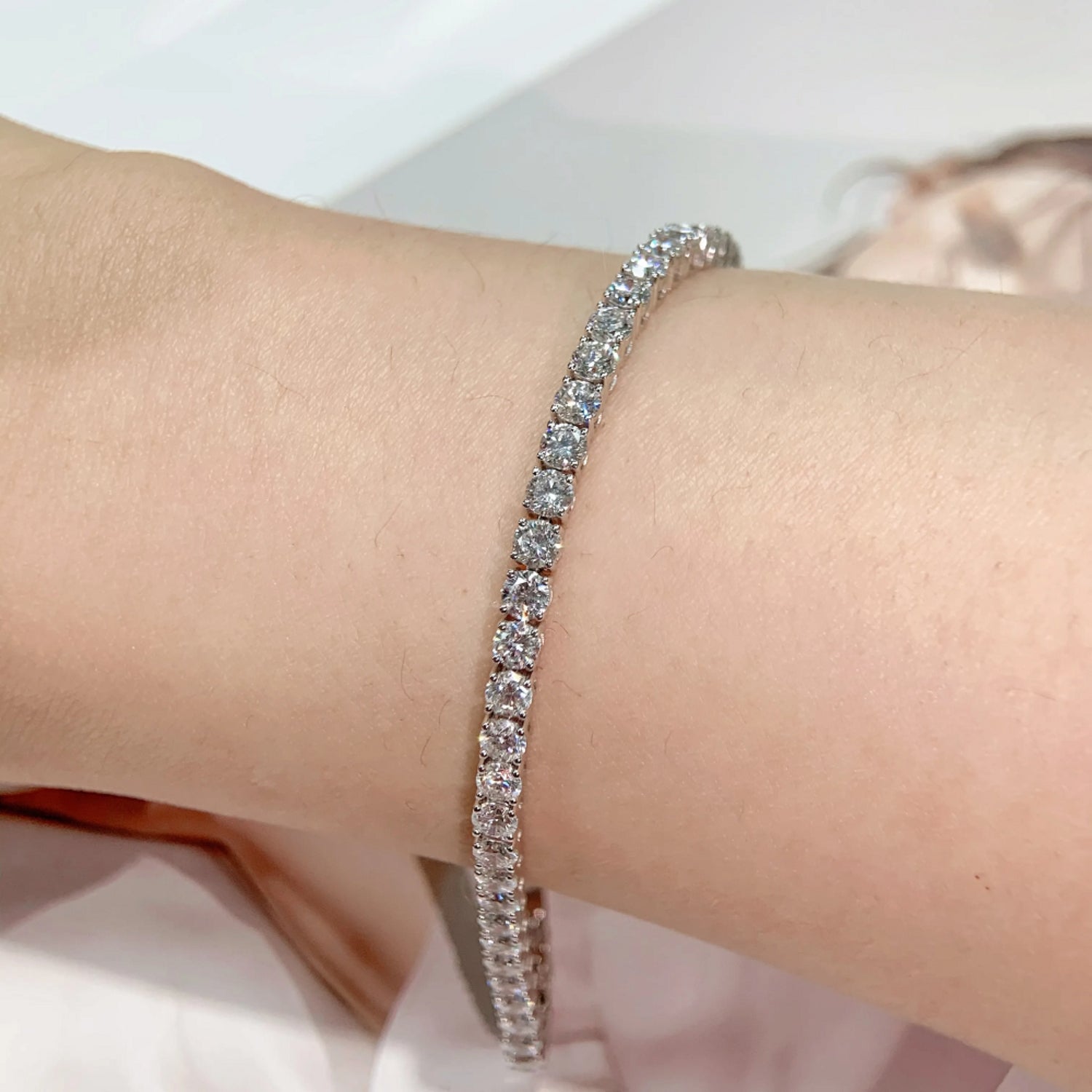 Bracelet de tennis serti de diamants illusion cultivés en laboratoire et monté sur argent sterling 925