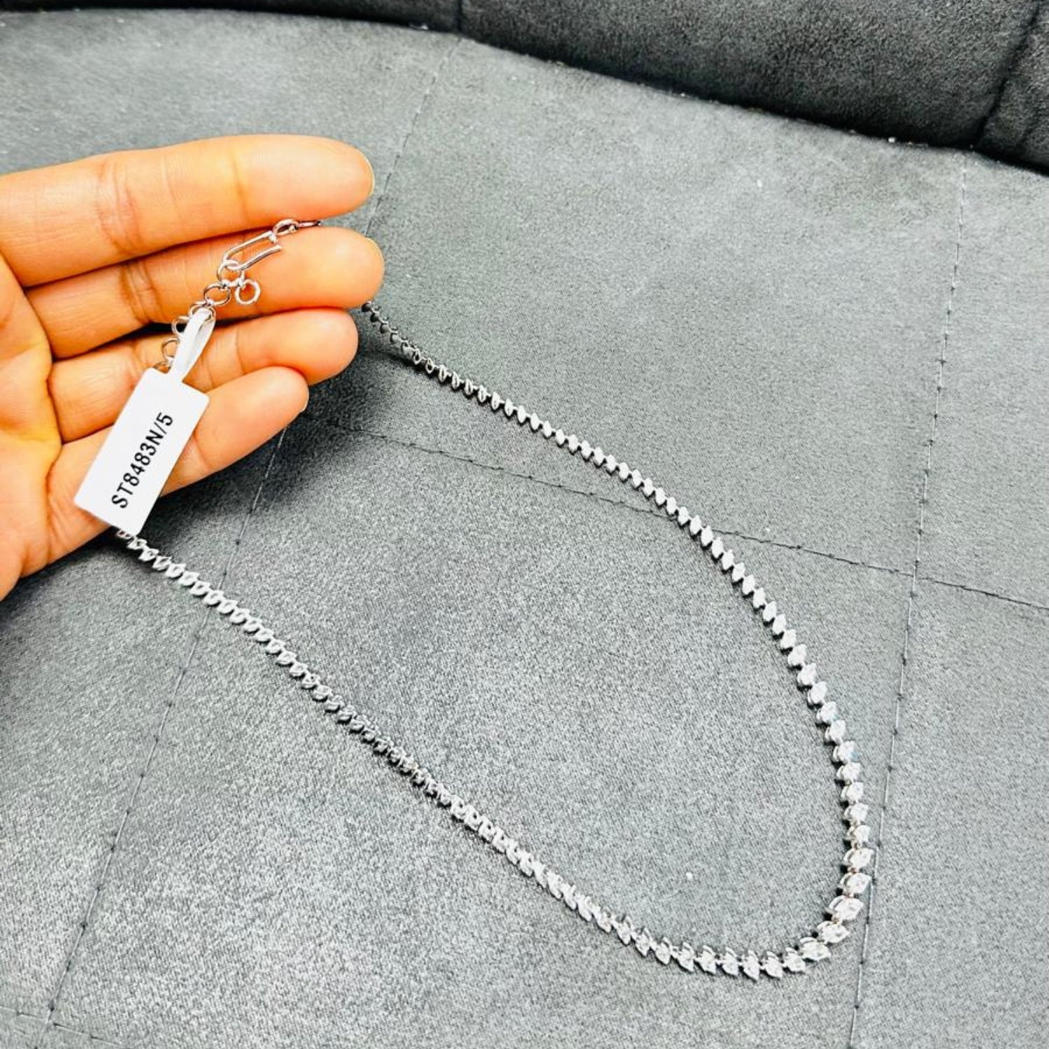 Pendentif solitaire en or blanc 9 carats, serti d'un diamant de laboratoire taille ronde de 0,40 carat.