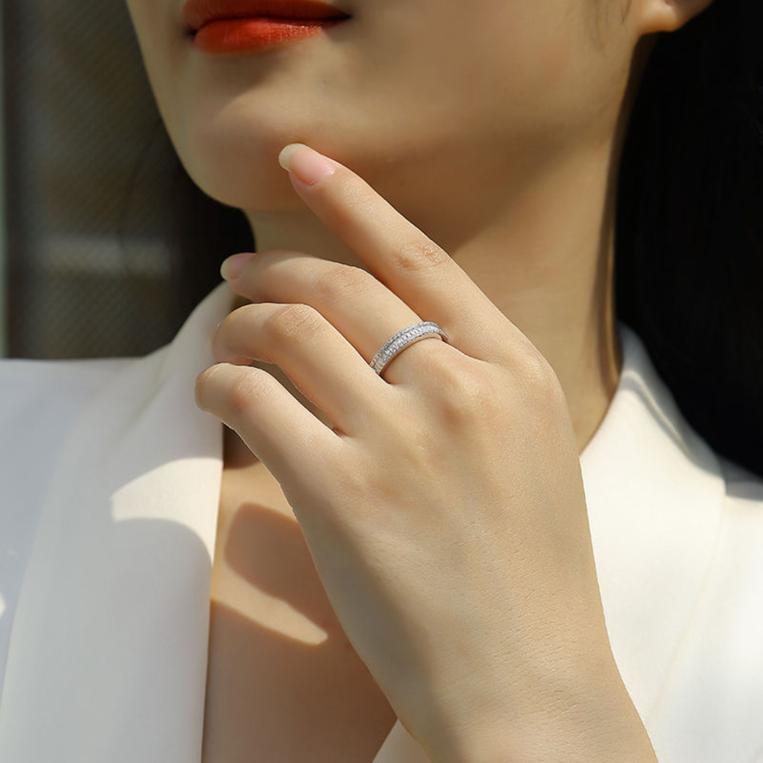 Halb-Ewigkeitsring aus 9-karätigem Weißgold mit natürlichen Diamanten im Baguette- und Rundschliff – das perfekte Geschenk