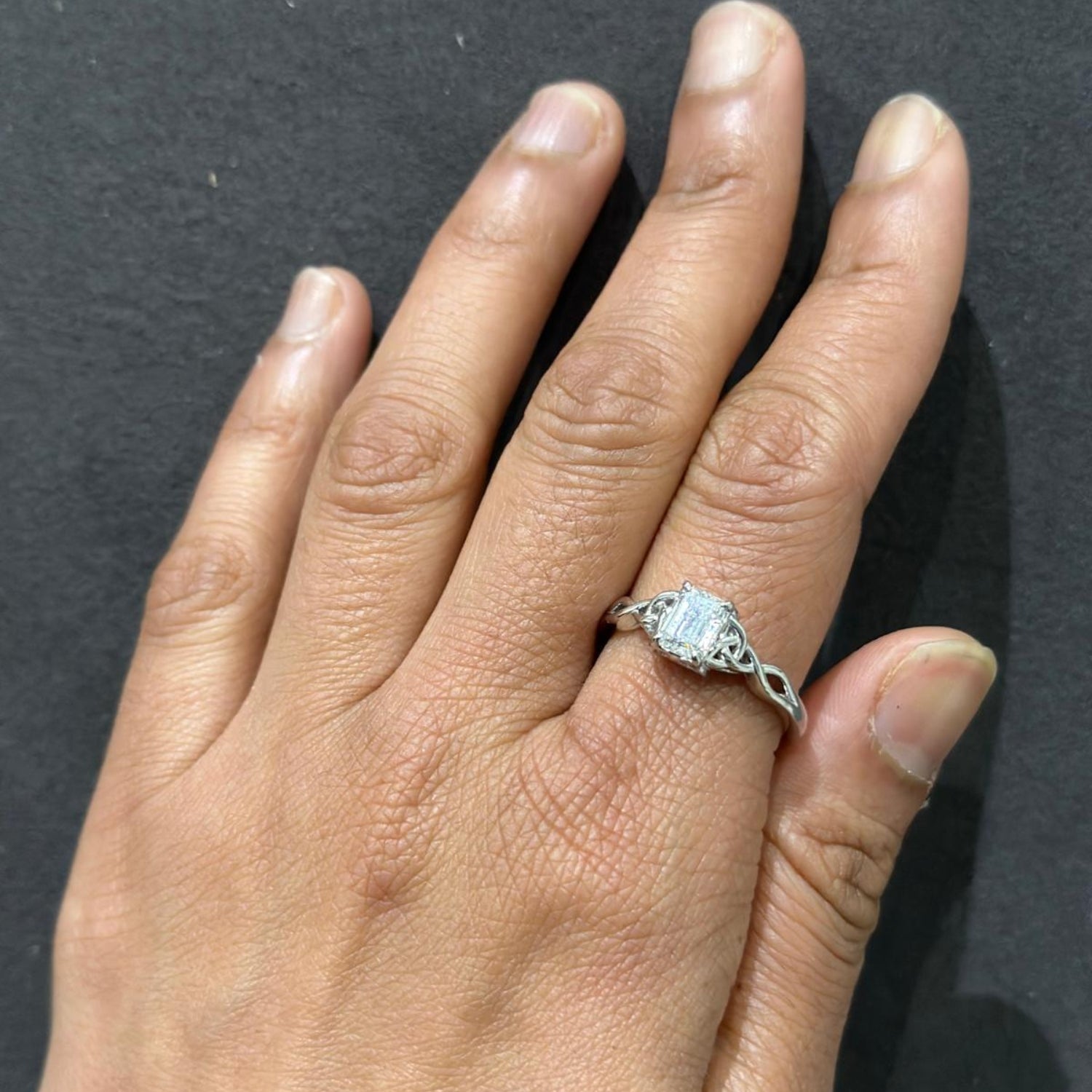 Bague demi-alliance en or jaune 14 carats, sertie d'un saphir bleu taille ronde et de diamants de laboratoire.