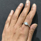 Bague demi-alliance en or jaune 14 carats, sertie d'un saphir bleu taille ronde et de diamants de laboratoire.