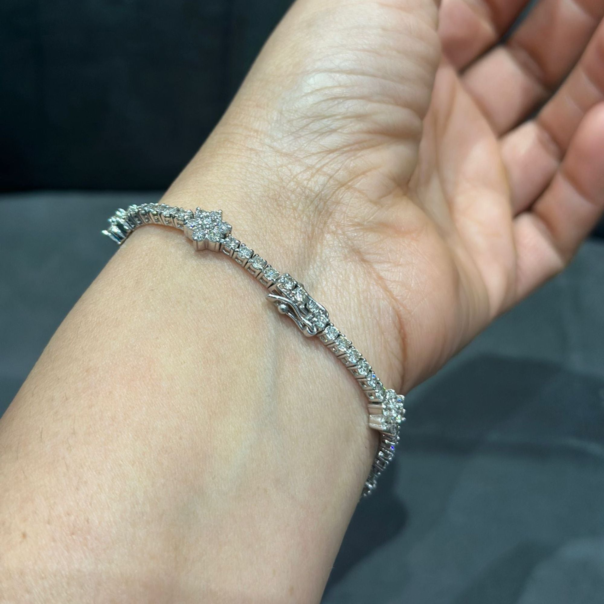 Tennisarmband mit 5,25 Karat runden Naturdiamanten in 9-karätigem Weißgold