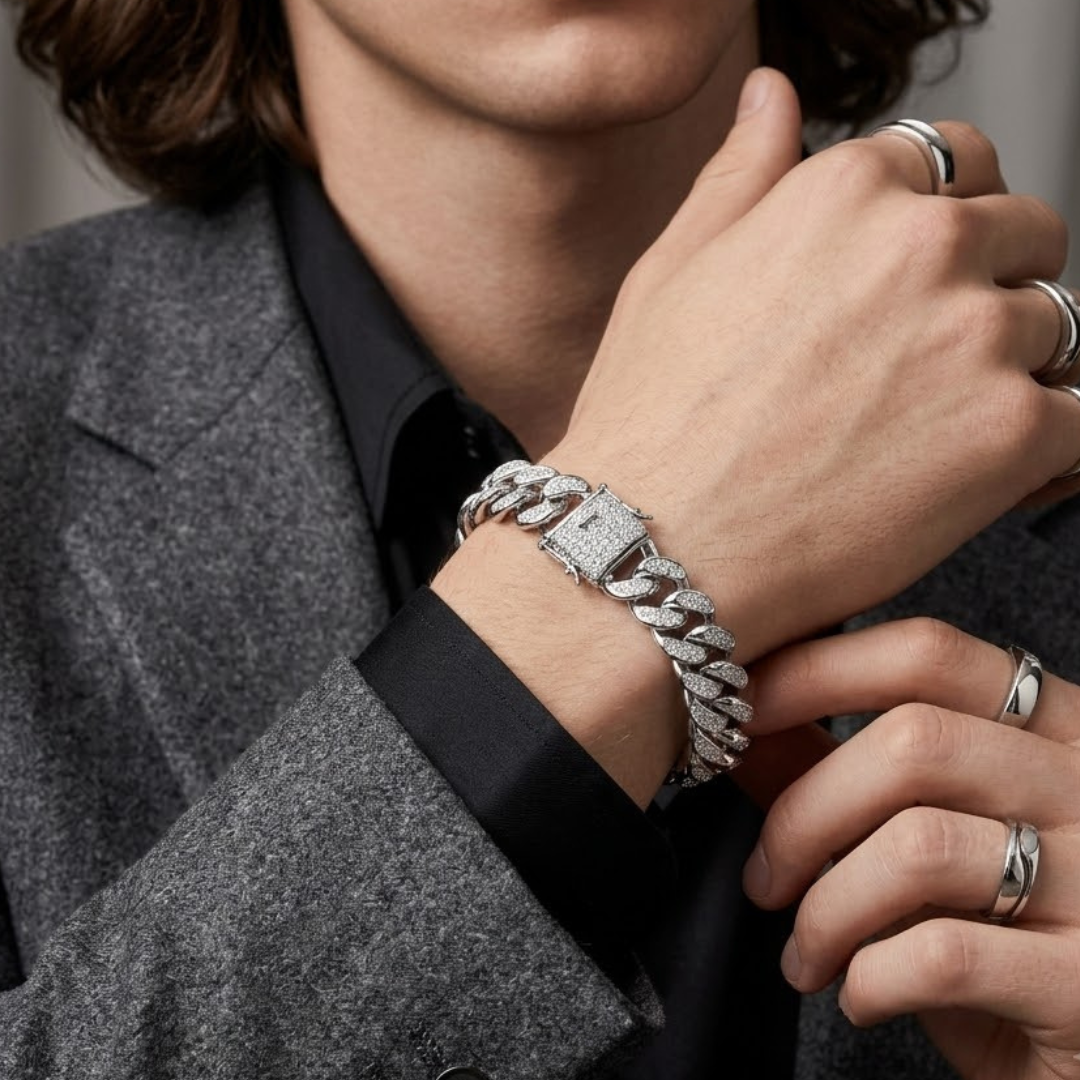 Bracelet de tennis en or et platine, serti de diamants ronds taille brillant cultivés en laboratoire.