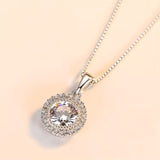 Collier pendentif solitaire en or avec diamant rond de laboratoire de 0,50 carat serti d'un halo 