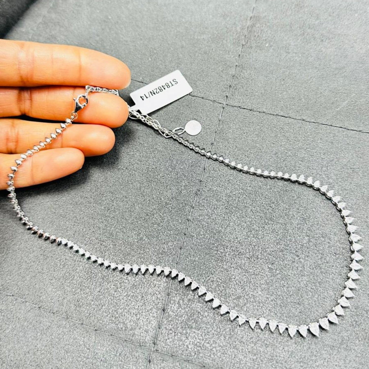 Pendentif solitaire en or blanc 9 carats, serti d'un diamant de laboratoire taille ronde de 0,40 carat.