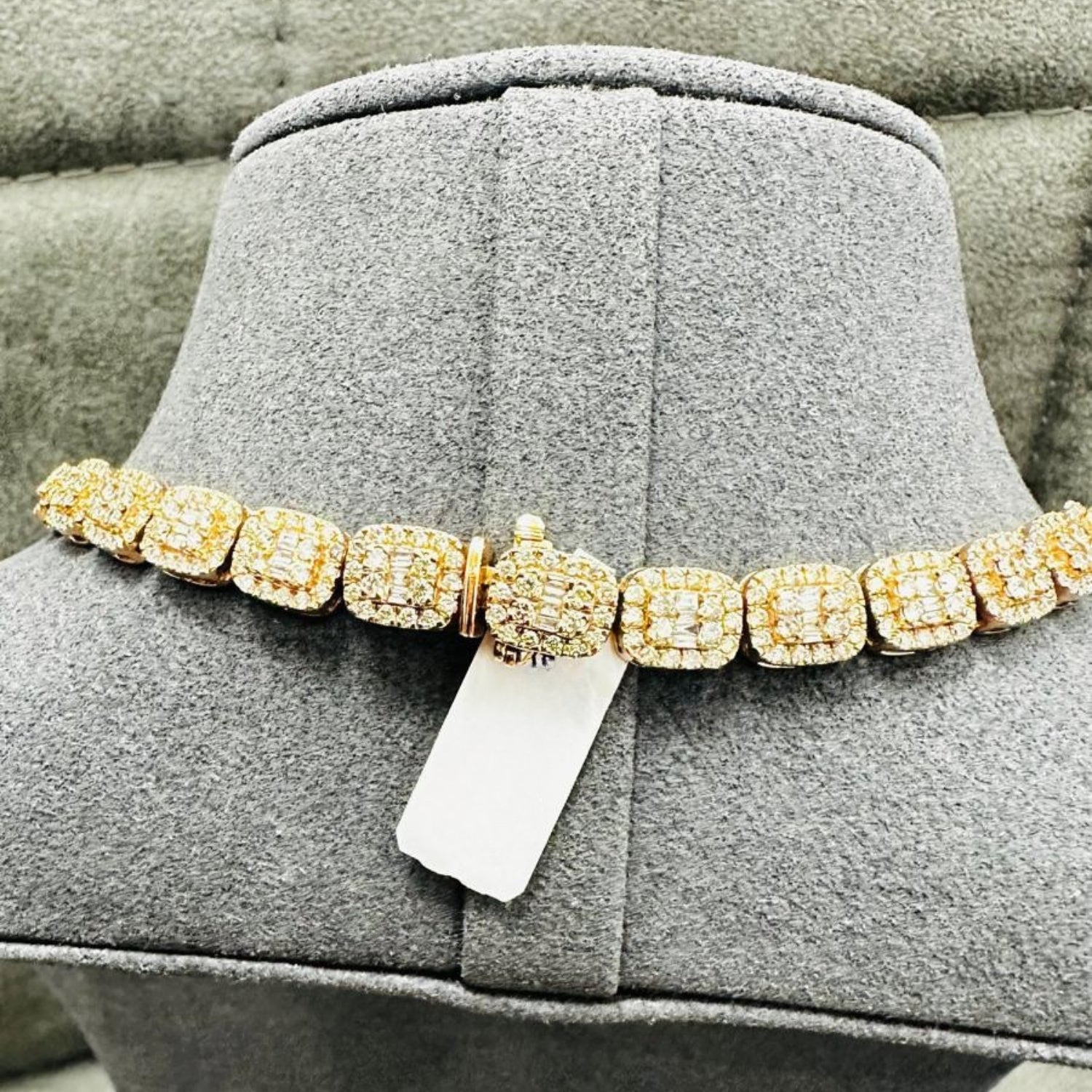Pendentif solitaire en or blanc 9 carats, serti d'un diamant de laboratoire taille ronde de 0,40 carat.