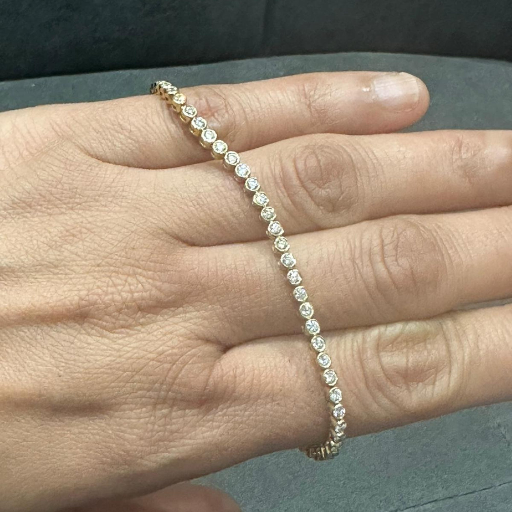 Tennisarmband aus 9-karätigem Gelbgold mit runden, natürlichen Diamanten in Zargenfassung, Geschenk für Damen