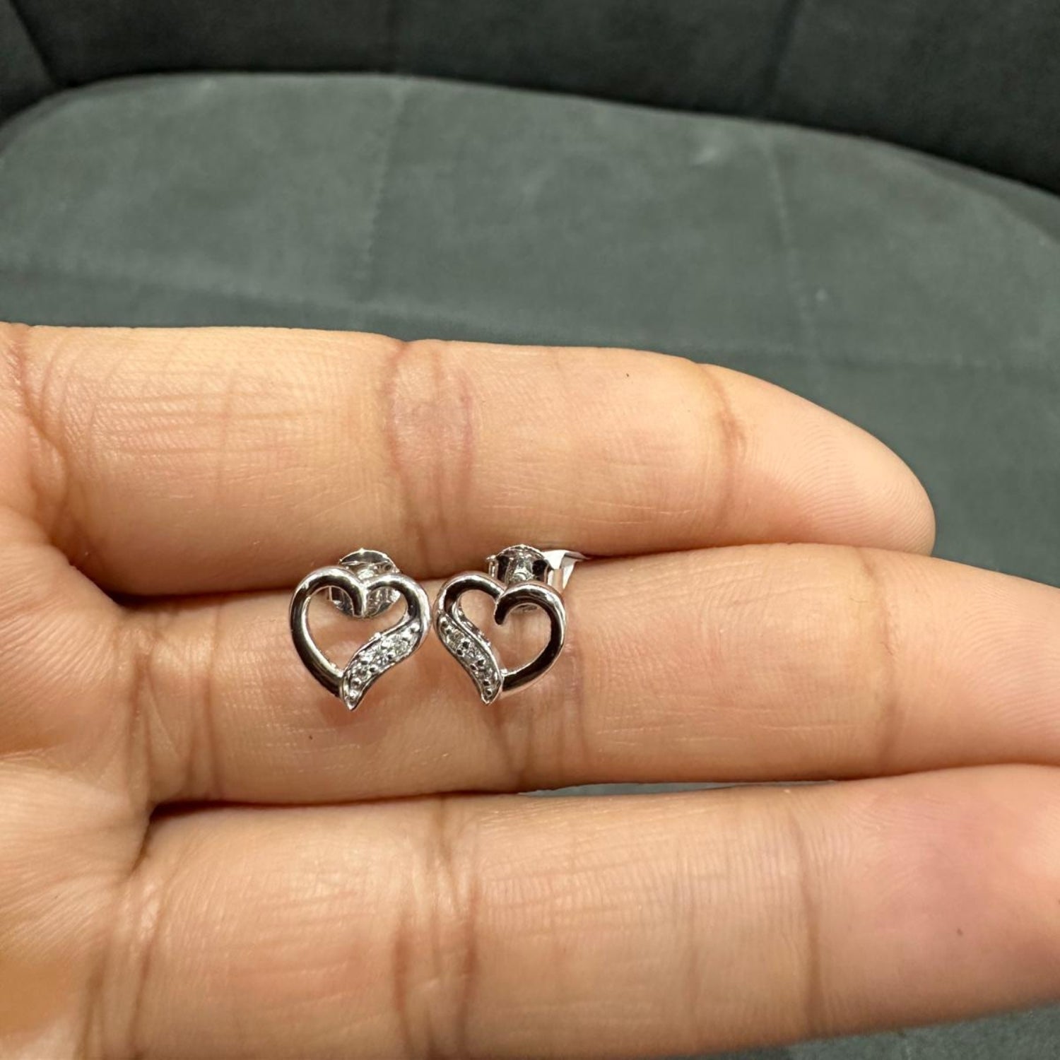 Boucles d'oreilles puces en or blanc 9 carats serties de diamants ronds naturels en forme de cœur.