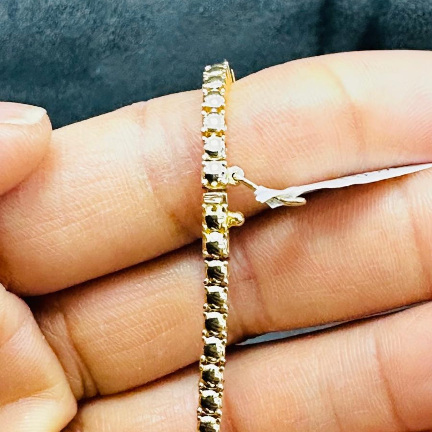 Pendentif solitaire en or blanc 9 carats, serti d'un diamant de laboratoire taille ronde de 0,40 carat.