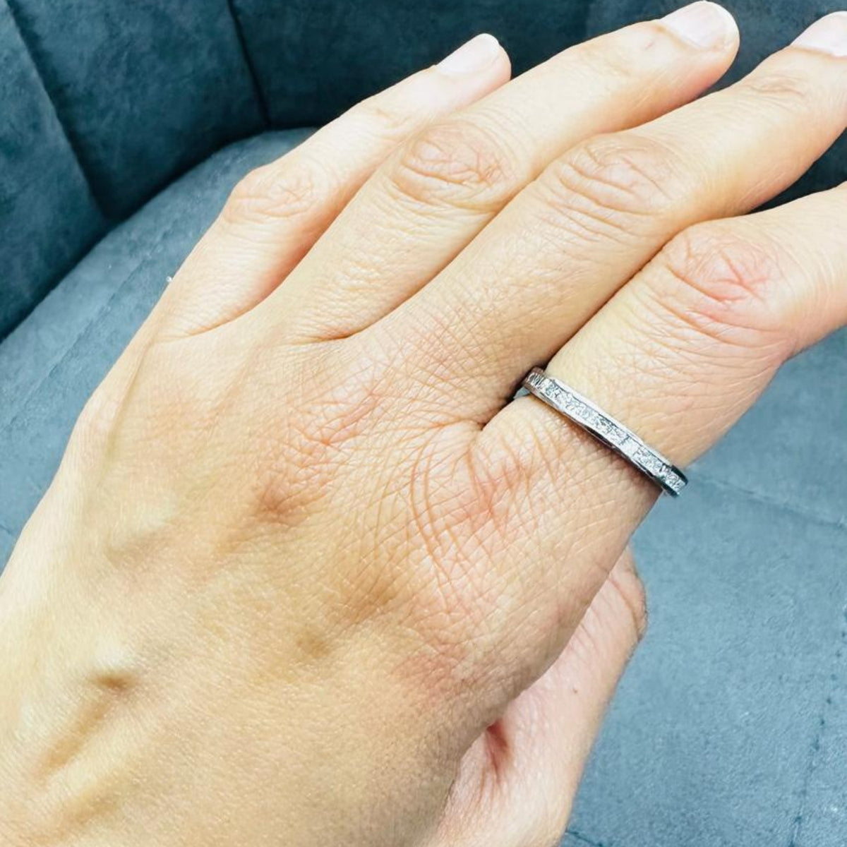 Ehering mit 0,60 ct Baguette-geschliffenem Naturdiamanten im Kanalfassung-Design in Platin