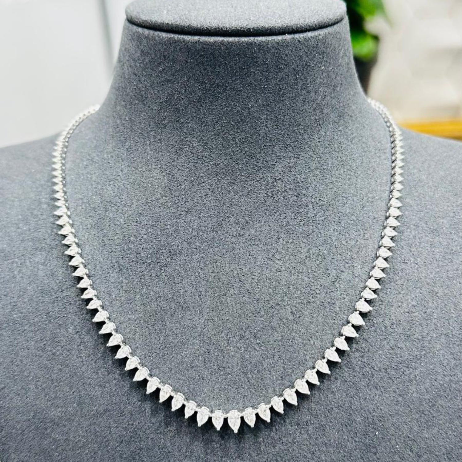 Pendentif solitaire en or blanc 9 carats, serti d'un diamant de laboratoire taille ronde de 0,40 carat.