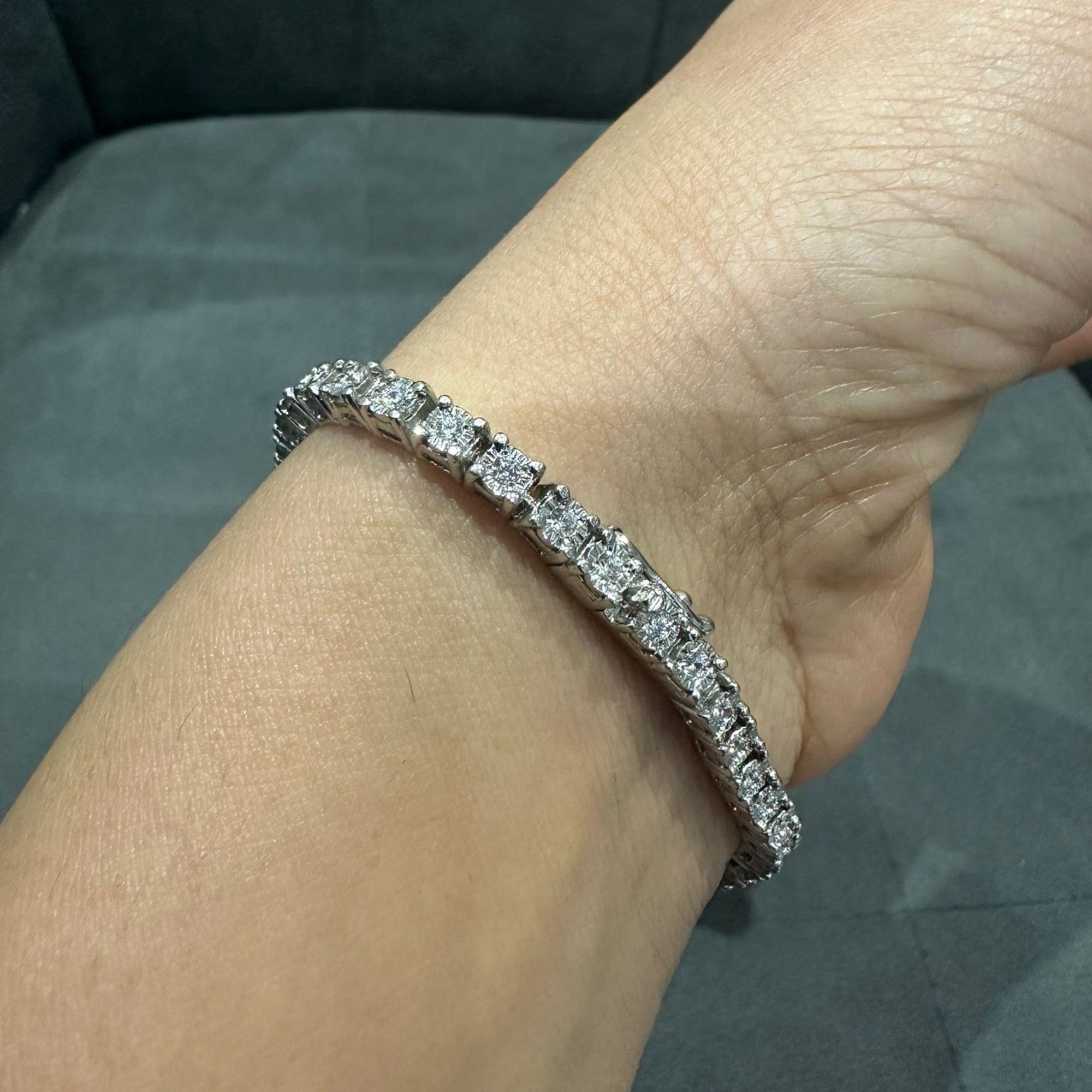 Bracelet de tennis serti de diamants illusion cultivés en laboratoire et monté sur argent sterling 925