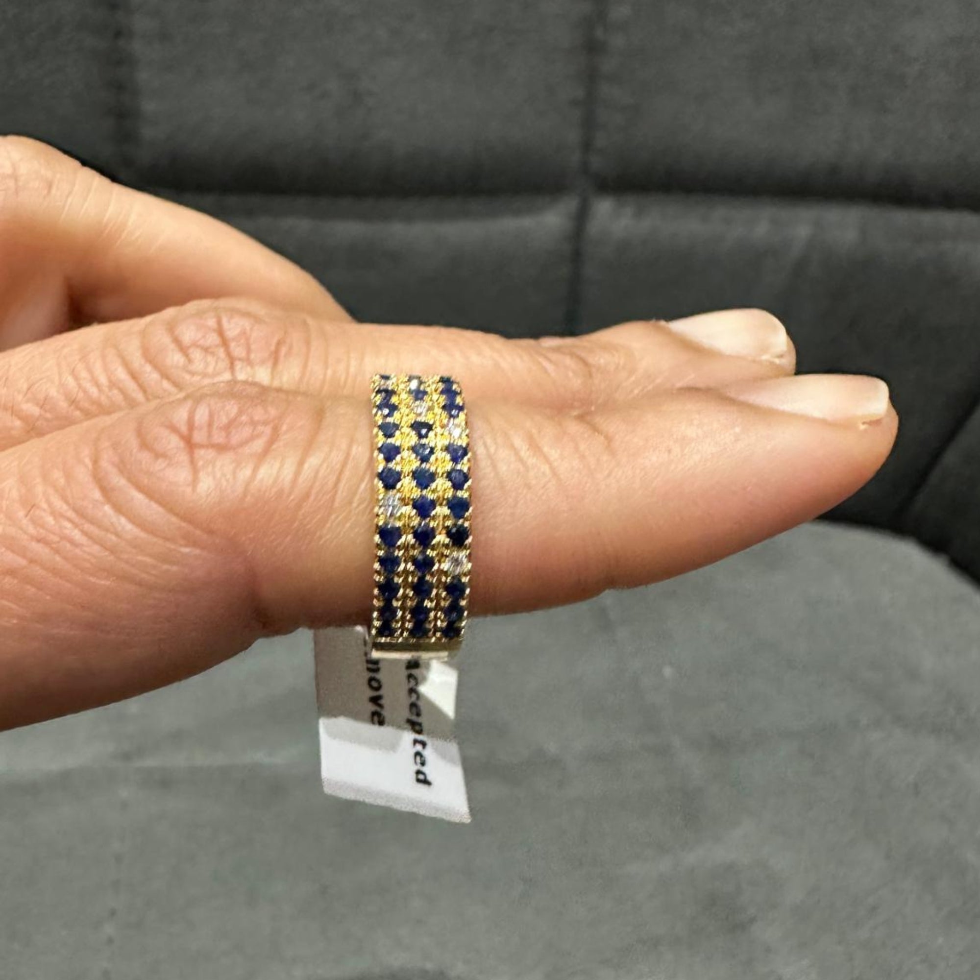 Bague demi-alliance en or jaune 14 carats, sertie d'un saphir bleu taille ronde et de diamants de laboratoire.