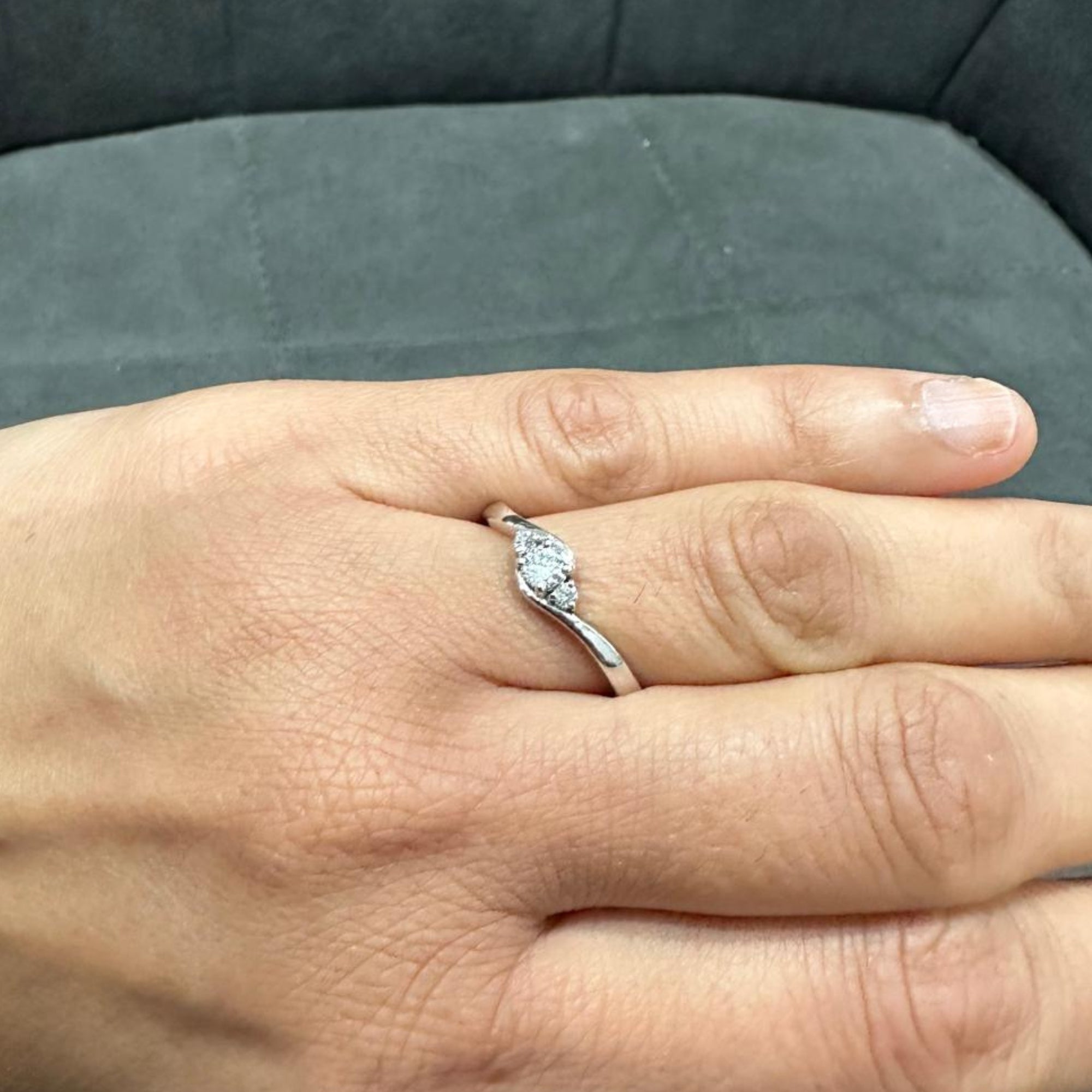 Minimalistischer runder Labordiamantring aus 925er Silber, perfekt als Geschenk