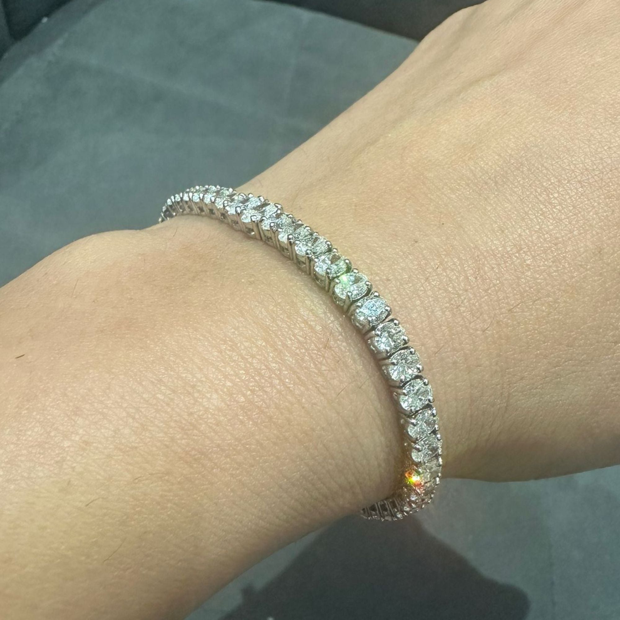 Tennisarmband mit ovalem, 7,08 ct schwerem Naturdiamanten in 18-karätigem Weißgold | Feiner Schmuck