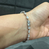 Bracelet en or blanc 14 carats serti de diamants naturels de formes variées, totalisant 6,00 carats.